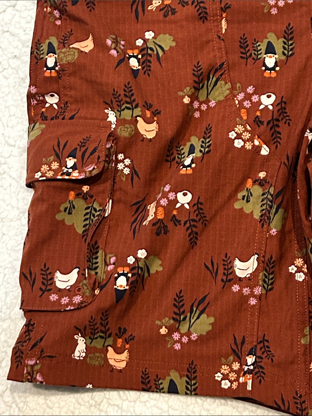 Duluth Heirloom Gardening Shorts Overalls sz Medium Gnome Rabbit Chicken Print - Picture 12 of 16